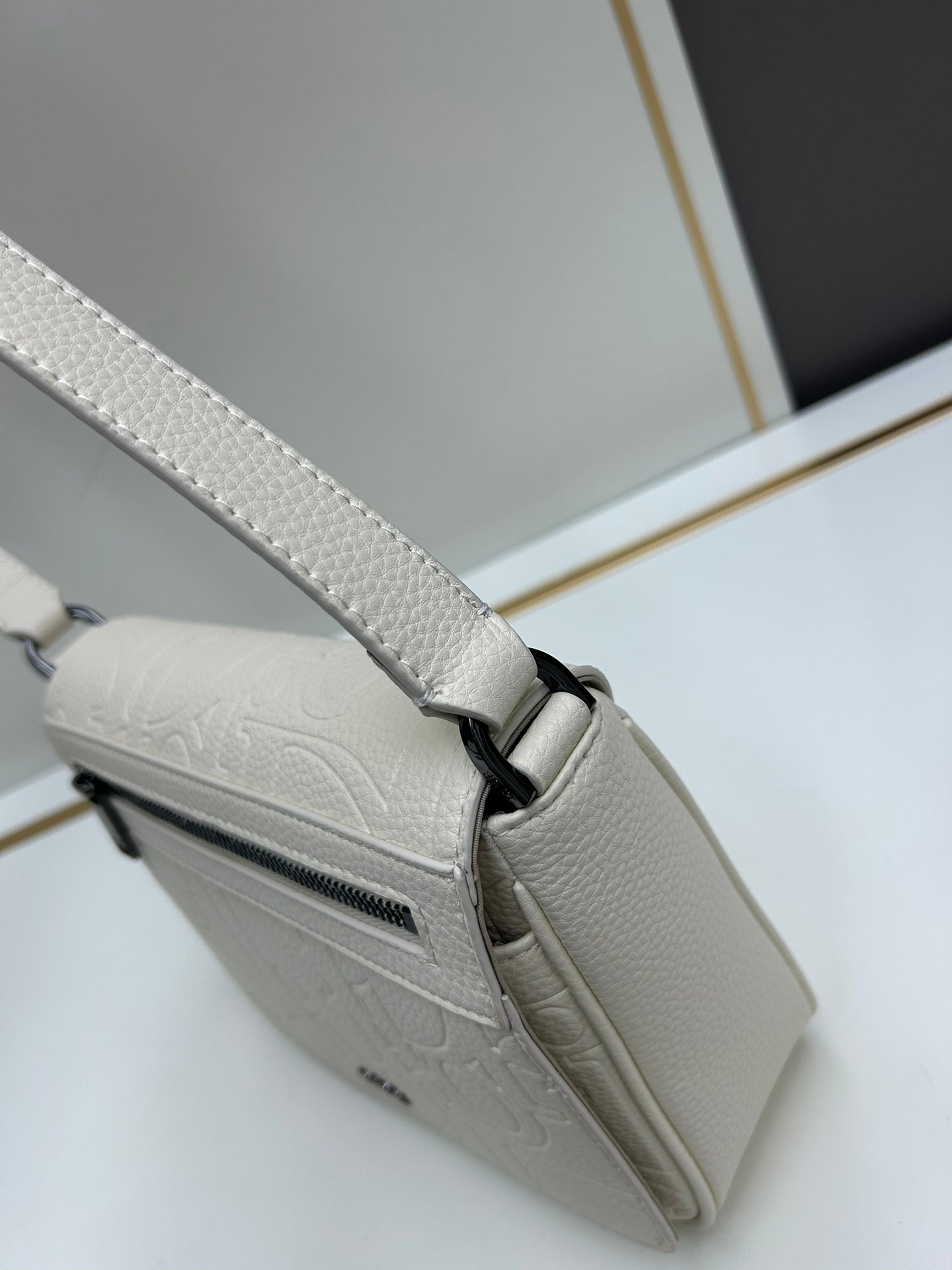 Dior Men's 2024 Fall Messenger Bag｜Magnetic Flap & Adjustable Strap｜Gravity Embossed Leather｜Luxury Crossbody Bag with Dust Cover