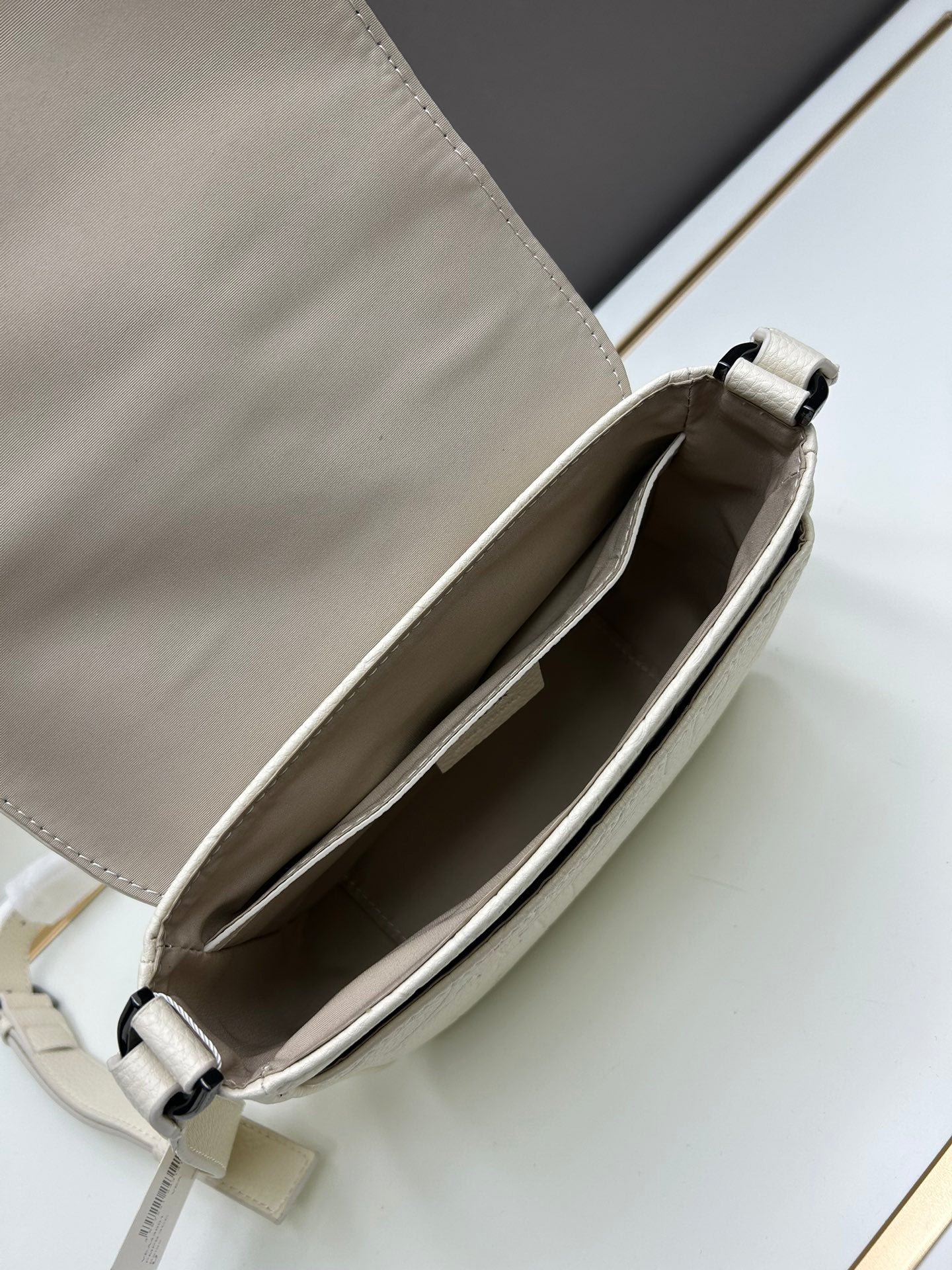 Dior Men's 2024 Fall Messenger Bag｜Magnetic Flap & Adjustable Strap｜Gravity Embossed Leather｜Luxury Crossbody Bag with Dust Cover