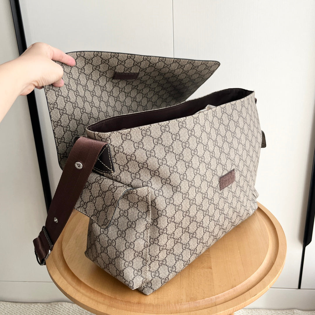 Gucci Luxury Diaper Bag – 44×28×14cm Spacious Tote with Side Pockets Foldable Mat & Adjustable Strap Unisex Design
