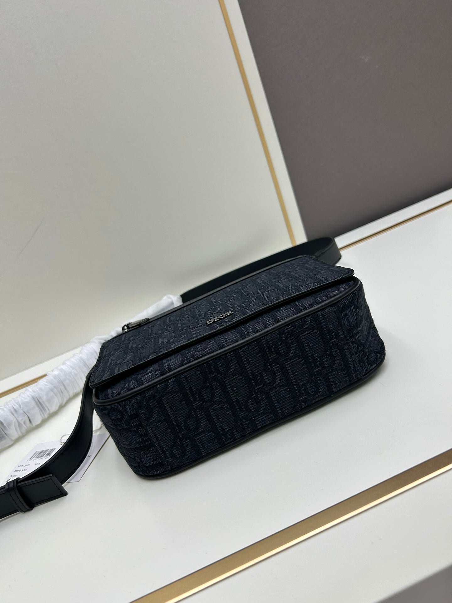 Dior Men's 2024 Fall Messenger Bag｜Magnetic Flap & Adjustable Strap｜Gravity Embossed Leather｜Luxury Crossbody Bag with Dust Cover