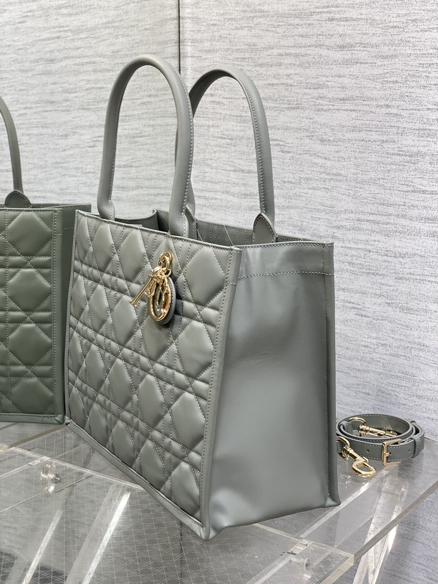 DIOR 2023 Fall/Winter Tote Bag | Top-Grade Calfskin Quilted Crossbody Shopper with Signature Letters, 36cm