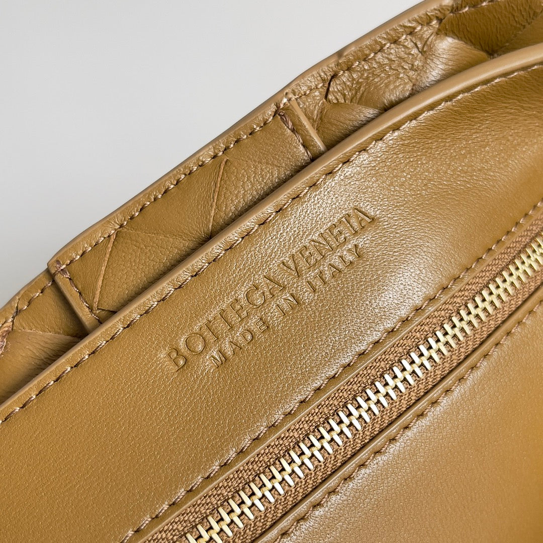 Bottega Veneta Andiamo Intrecciato Leather Tote Bag – Adjustable Shoulder Strap, Brass Knot Detail, Unisex Luxury Handbag
