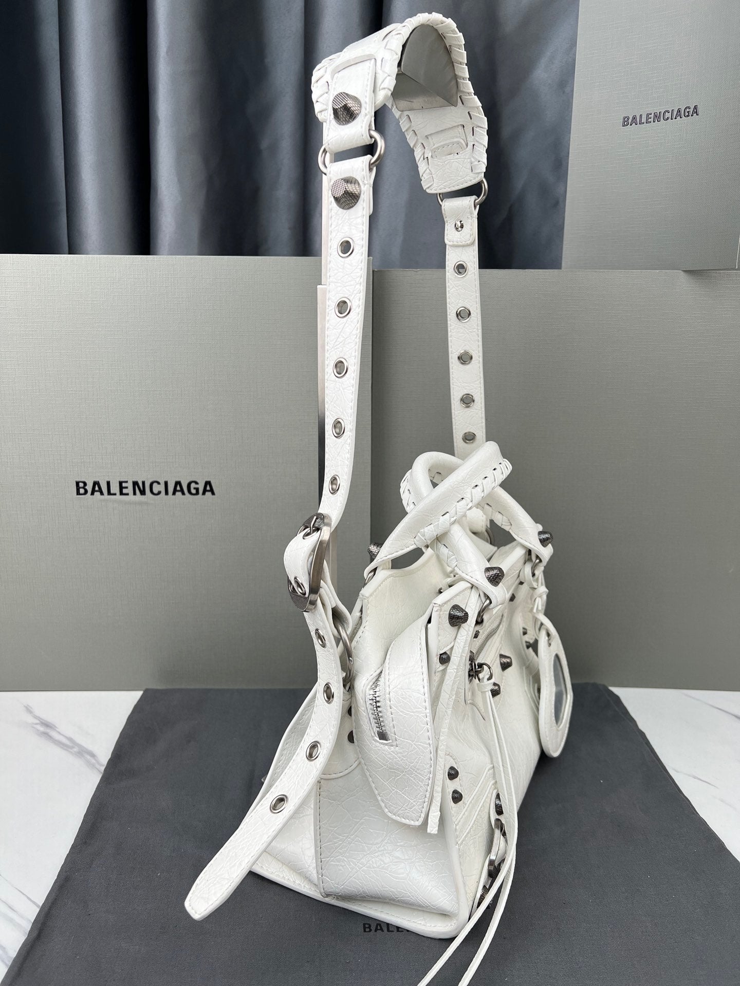 White Paris Neo Cagole Biker Bag 2023 - Edgy Heart Mirror Bucket Bag | 26cm Statement Piece