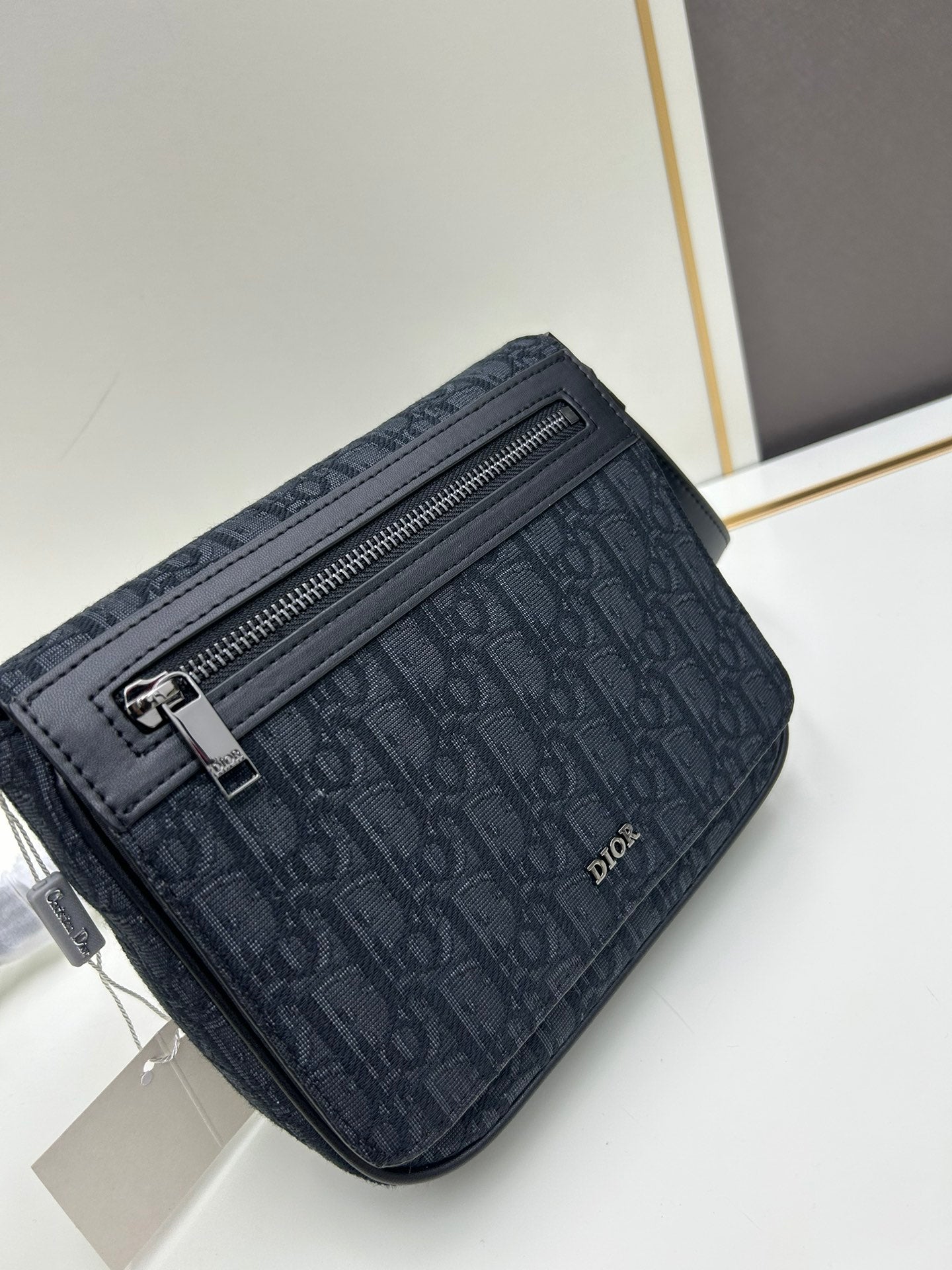 Dior Men's 2024 Fall Messenger Bag｜Magnetic Flap & Adjustable Strap｜Gravity Embossed Leather｜Luxury Crossbody Bag with Dust Cover