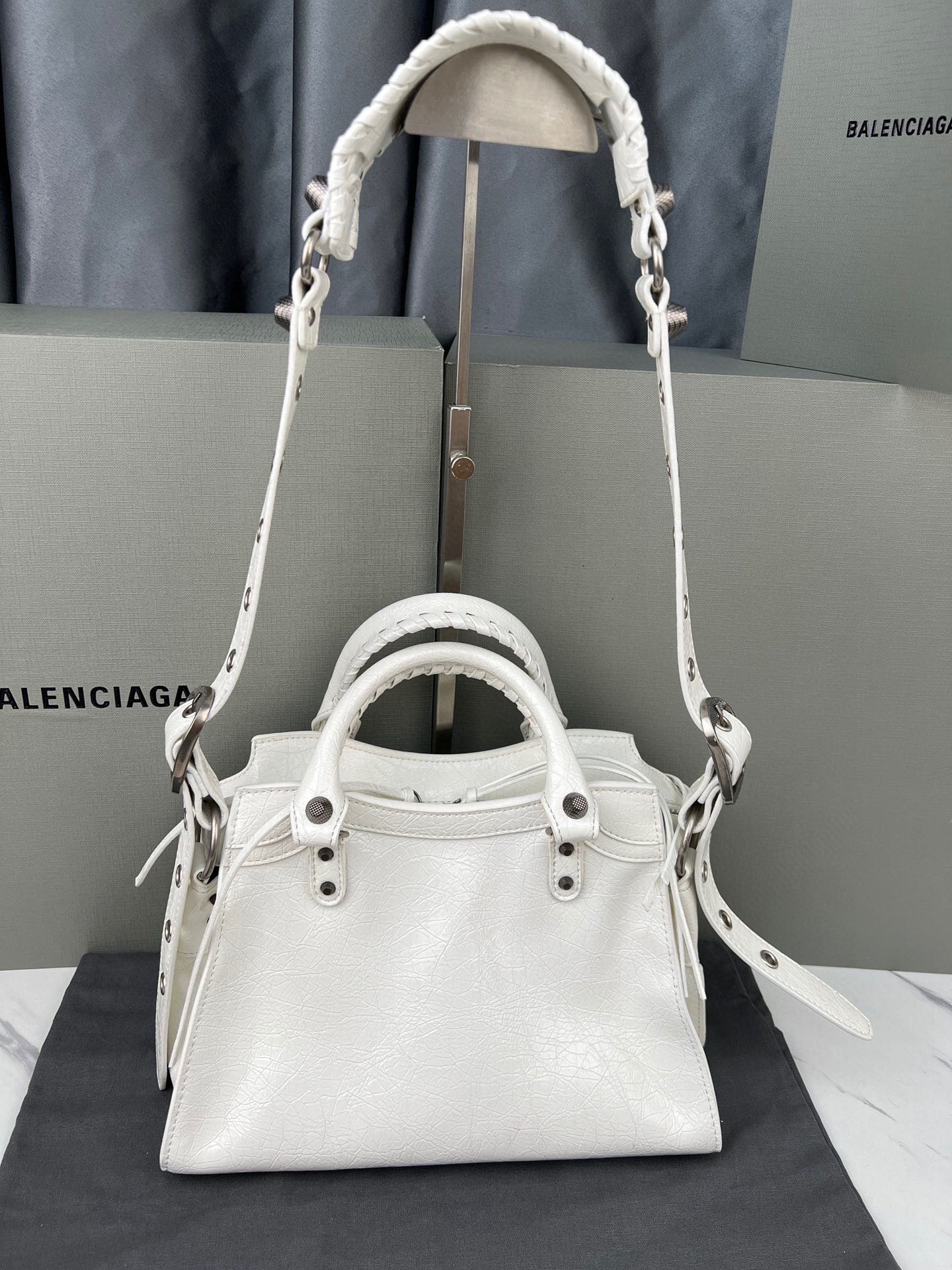 White Paris Neo Cagole Biker Bag 2023 - Edgy Heart Mirror Bucket Bag | 26cm Statement Piece
