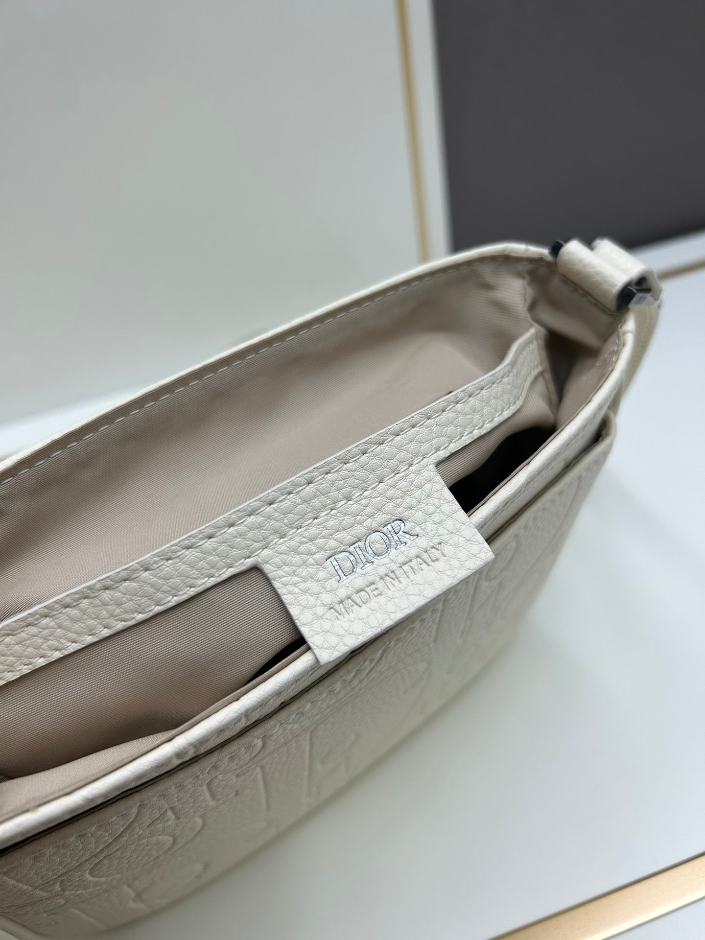 Dior Men's 2024 Fall Messenger Bag｜Magnetic Flap & Adjustable Strap｜Gravity Embossed Leather｜Luxury Crossbody Bag with Dust Cover